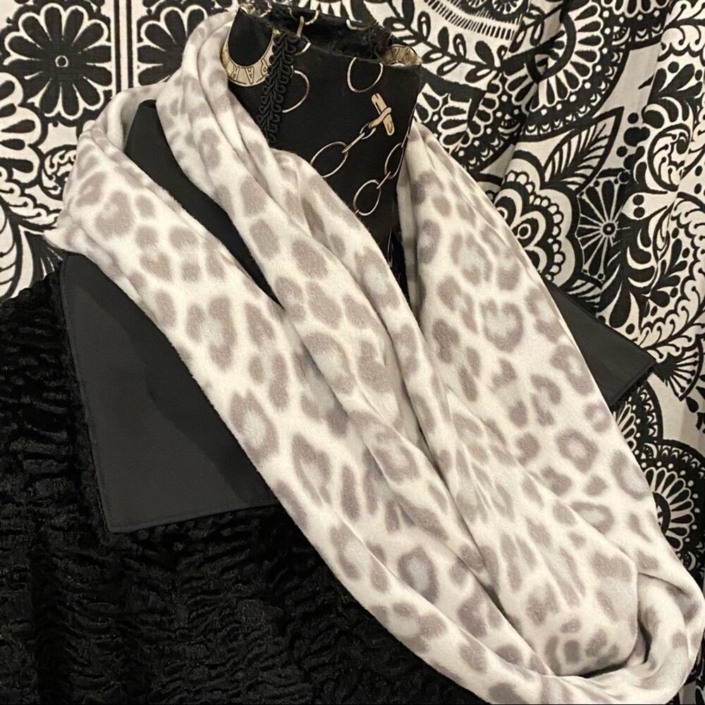 Old Navy Infinity Scarf BRAND NEW w/ TAG Animal Print on Cream Super‎ Soft - Picture 2 of 6